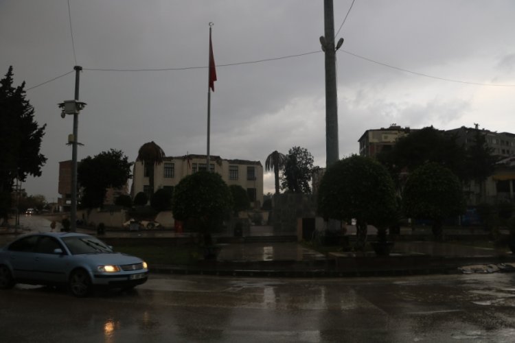 Hatay'da yağışlı hava etkisini s&uuml;rd&uuml;r&uuml;yor