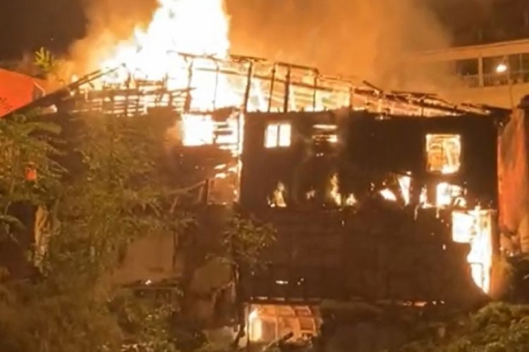 Bursa'da metruk binada &ccedil;ıkan yangın, sı&ccedil;ramadan kontrol altına alındı