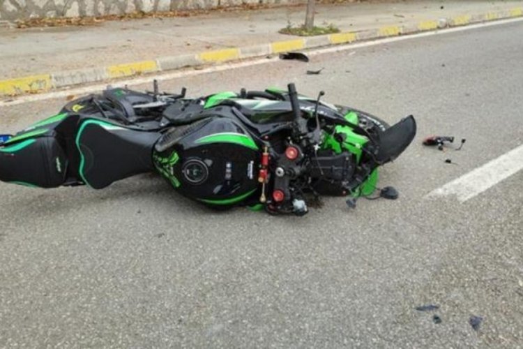 Konya'da hakimiyetini kaybeden motosikletli ağaca &ccedil;arptı!