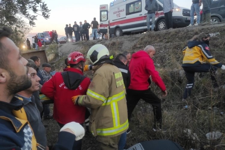 Balıkesir'de otomobil ile trakt&ouml;r &ccedil;arpıştı: 1 &ouml;l&uuml;, 5 yaralı