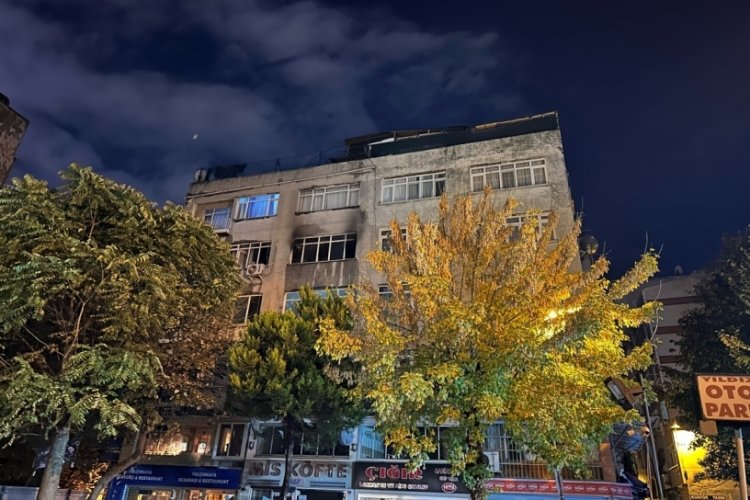 İstanbul'da dairede yangın &ccedil;ıktı! K&uuml;le d&ouml;nd&uuml;