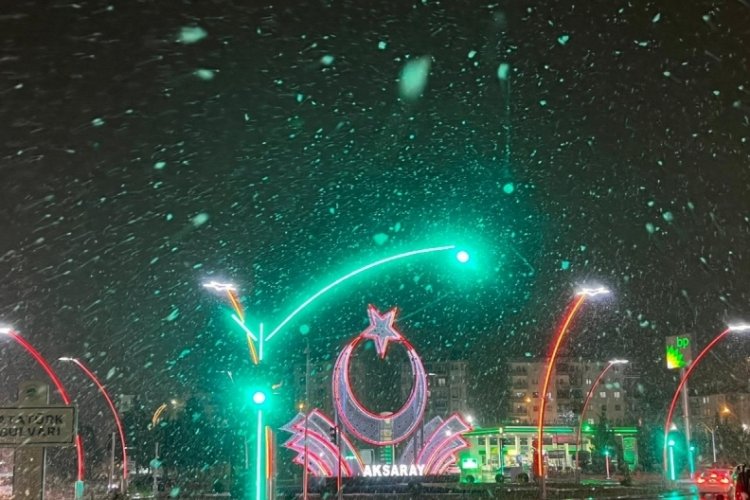 Aksaray merkeze mevsimin ilk karı yağdı