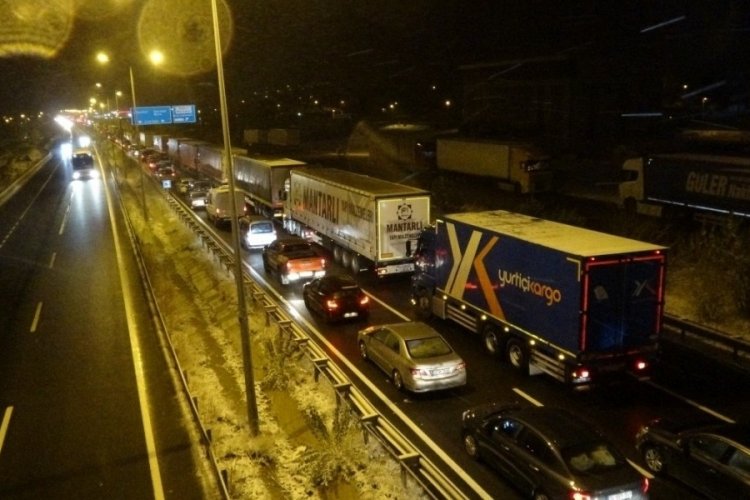 İstanbul'u Karadeniz'e bağlayan D-100 kara yolunda kontaklar kapandı