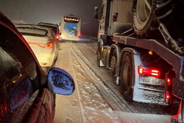 Karab&uuml;k'te kar yağışı nedeniyle İstanbul istikametine ge&ccedil;işe izin verilmiyor