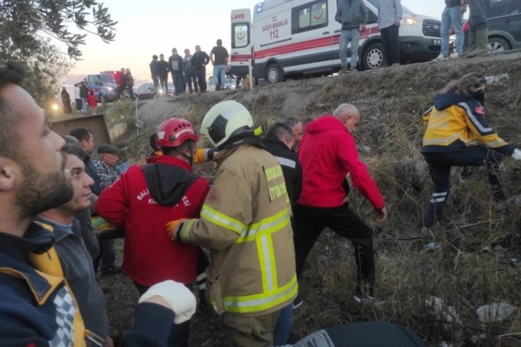 Balıkesir'de otomobil ile trakt&ouml;r &ccedil;arpıştı! 1 &ouml;l&uuml;, 5 yaralı