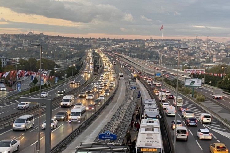 İstanbul'da okulların yeniden a&ccedil;ılmasıyla sabah trafik yoğunluğu oluştu