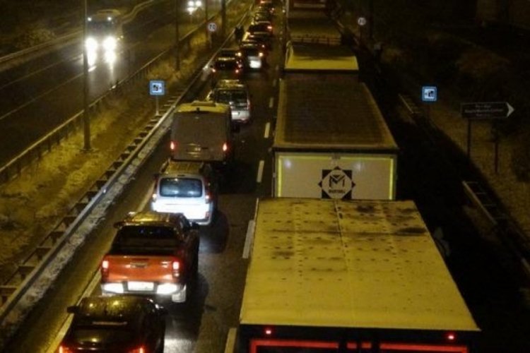 &Ccedil;ankırı'da yol trafiğe kapandı, saatlerce mahsur kaldılar!