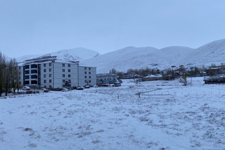Okulların tatil edildiği Karlıova, tamamen beyaza b&uuml;r&uuml;nd&uuml;