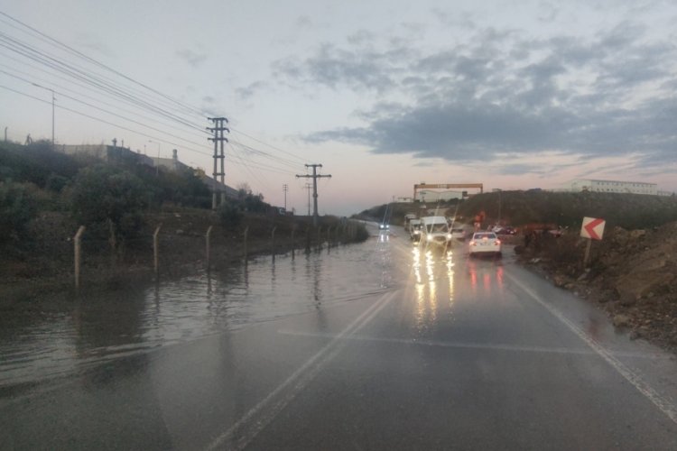 Bursa'da sel suları yolu kapattı, ulaşımda aksamalar yaşandı