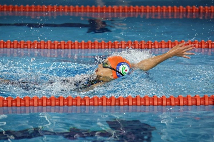 Bursa'da y&uuml;zme yarışmasında dereceye girenler &ouml;d&uuml;llendirildi