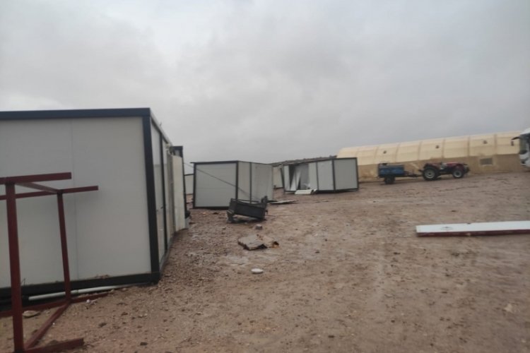 Siirt'te şiddetli fırtına iş&ccedil;ilerin kaldığı konteynerleri devirdi: 2 yaralı
