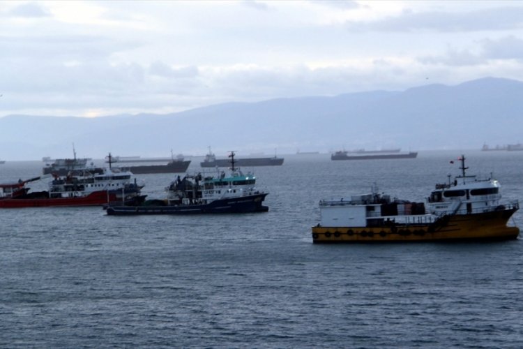 Y&uuml;k gemileri fırtına nedeniyle doğal limana demirledi
