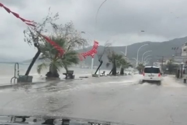 Bursa'da deniz karayla birleşti!