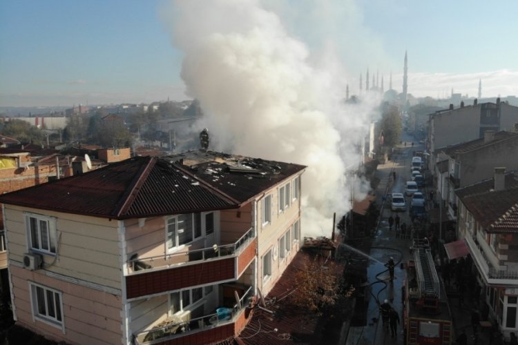 Edirne'de yangın 3 katlı binaya sı&ccedil;radı