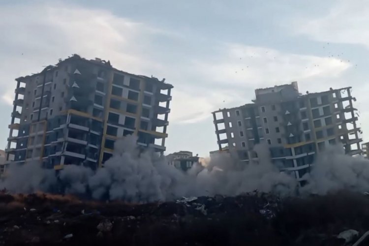 Malatya'da 12'şer katlı 2 bina, patlatılarak yıkıldı