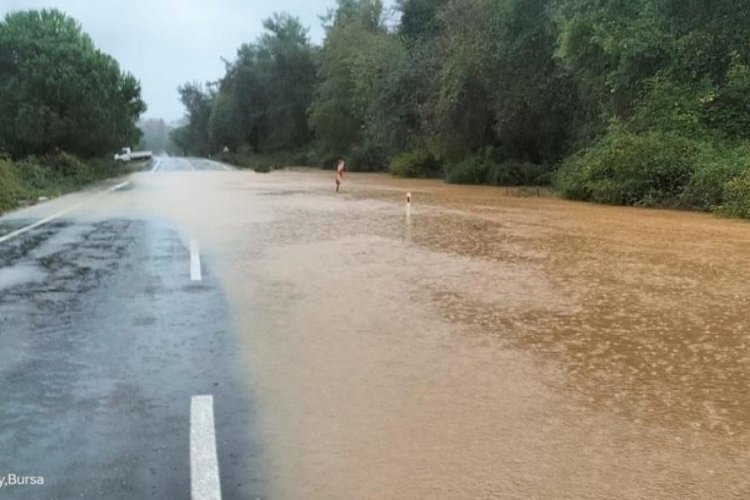 Bursa'da sağanak ve fırtına; taşan deniz suyu caddede i&ccedil;eri girdi