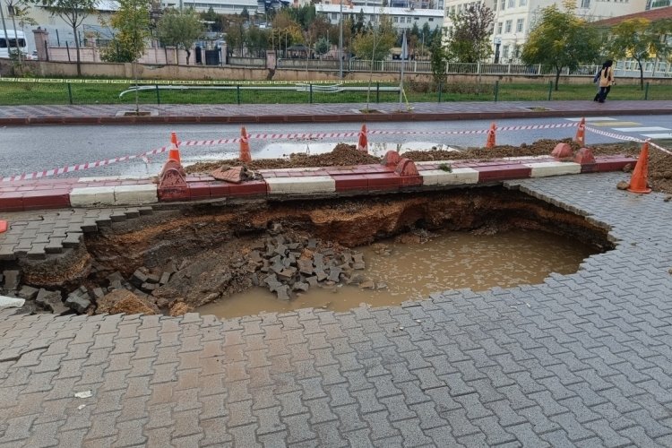Siirt'te sağanak yağış sonucu yol &ccedil;&ouml;kt&uuml;