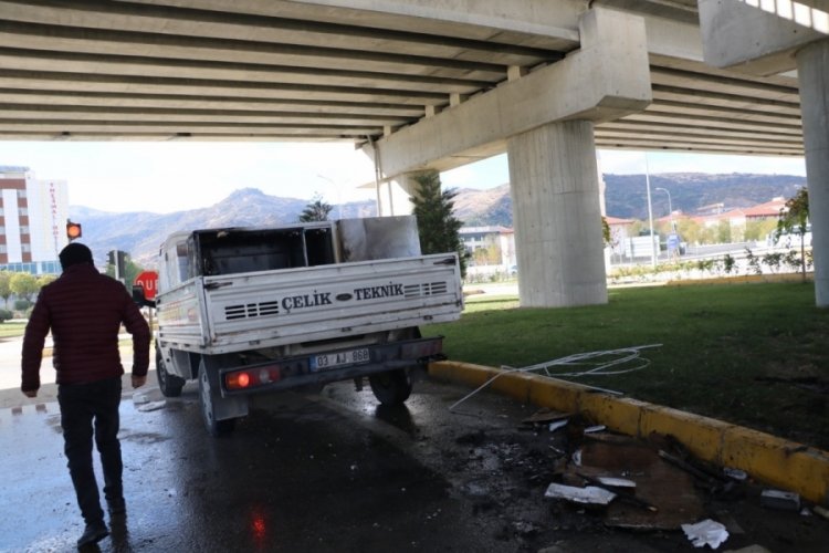 Afyonkarahisar'da beyaz eşya y&uuml;kl&uuml; kamyonette yangın &ccedil;ıktı