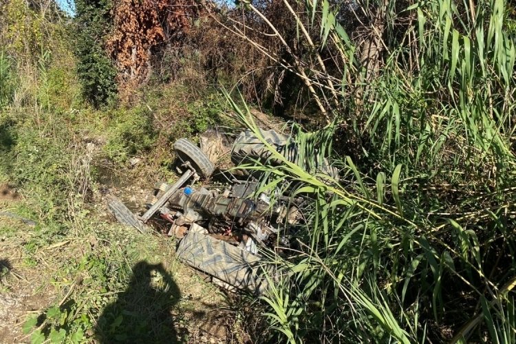 Antalya'da trakt&ouml;r&uuml;n altında kalan s&uuml;r&uuml;c&uuml; yaralandı