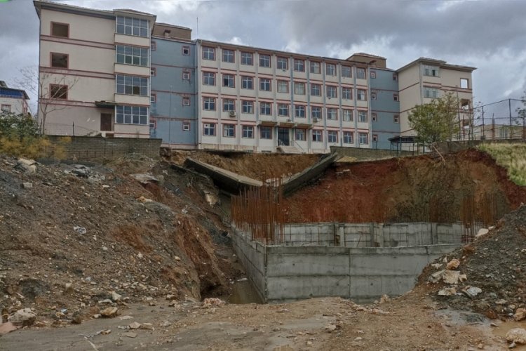 Batman'da okulun istinat duvarı yıkıldı