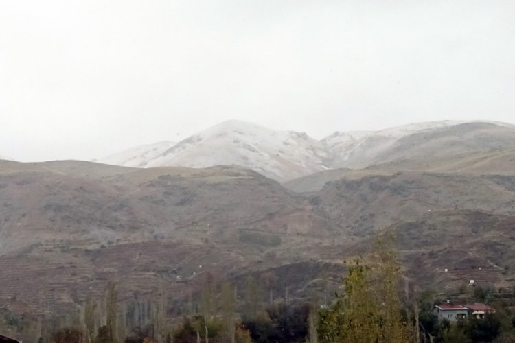 Adıyaman'ın y&uuml;ksek kesimlerine  kar yağdı