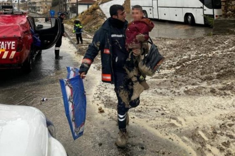 Mardin'de &ccedil;amura saplanan &ccedil;ocuğu itfaiye kurtardı