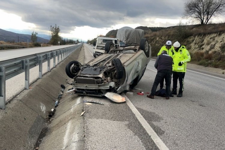 D100'de bariyerlere &ccedil;arpan otomobil takla attı!
