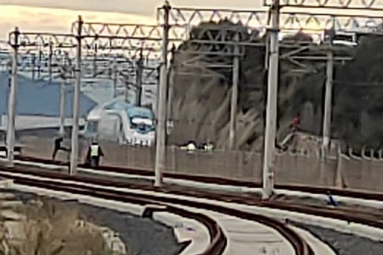Kocaeli'de raylarda y&uuml;r&uuml;yen adama y&uuml;ksek hızlı tren &ccedil;arptı