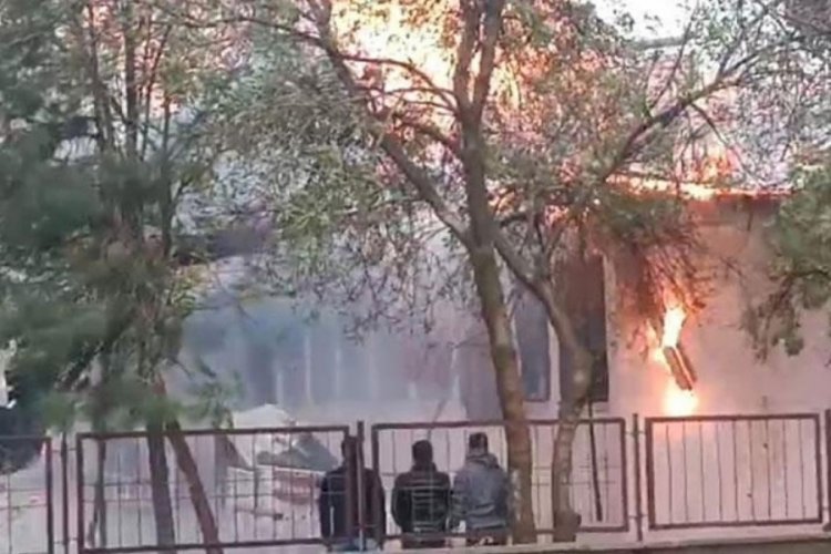 Okul &ccedil;atısında yangın paniği! 300 &ouml;ğrenci tahliye edildi