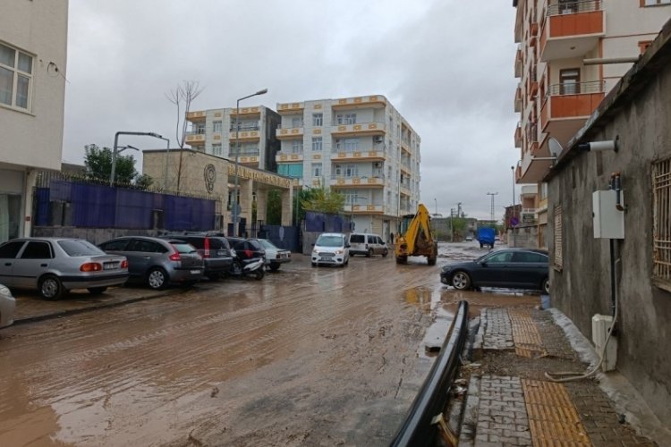 Diyarbakır'da su baskınları oluştu, k&ouml;pr&uuml; yıkıldı