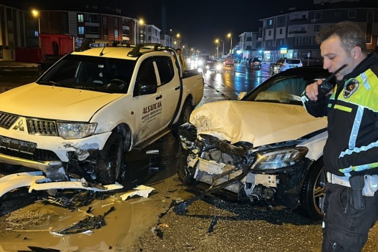 D&uuml;zce'de l&uuml;ks otomobil ile pikap kafa kafaya &ccedil;arpıştı
