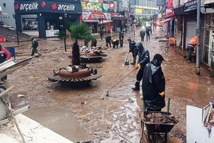 Zonguldak'ta su tahliyesi ve temizlik &ccedil;alışmaları devam ediyor