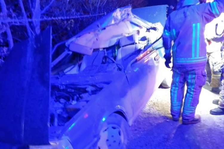Bursa'da otomobil, tomruk y&uuml;kl&uuml; trakt&ouml;r ile &ccedil;arpıştı!