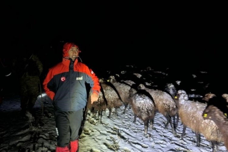 Ağrı'da kar yağışı ve tipi nedeni ile  3 &ccedil;oban ve 3 bin koyun mahsur kaldı