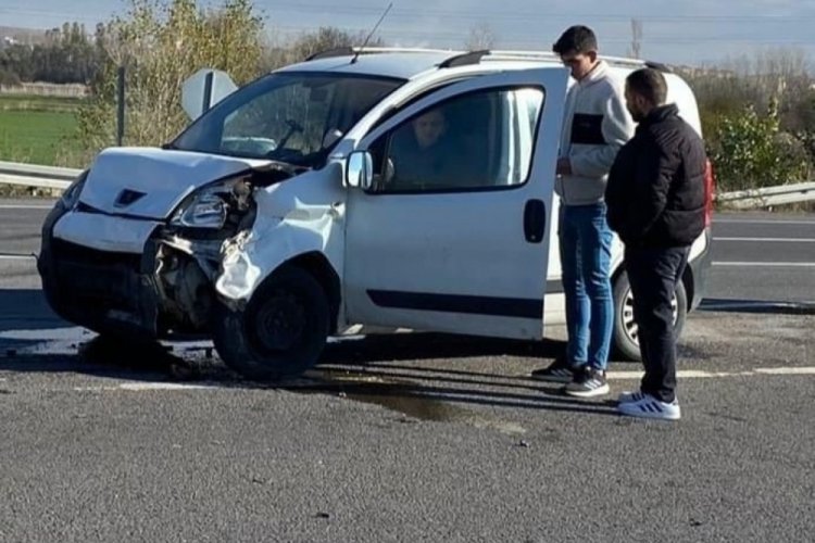 K&uuml;tahya'da iki otomobil &ccedil;arpıştı: Yaralılar var