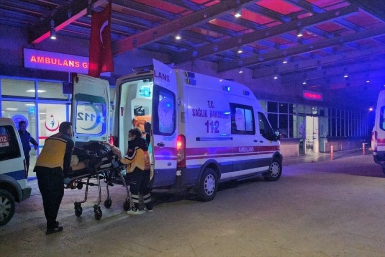 &Ccedil;orum'da otomobil ile hafif ticari ara&ccedil; &ccedil;arpıştı
