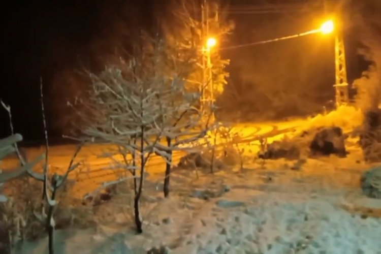 Iğdır'ın y&uuml;ksek kesimlerindeki k&ouml;ylere kar yağdı
