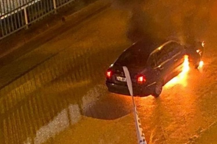 Seyir halindeki ara&ccedil; alev alev yandı