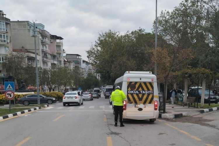 Manisa'da okul servis ara&ccedil;larına ceza kesildi