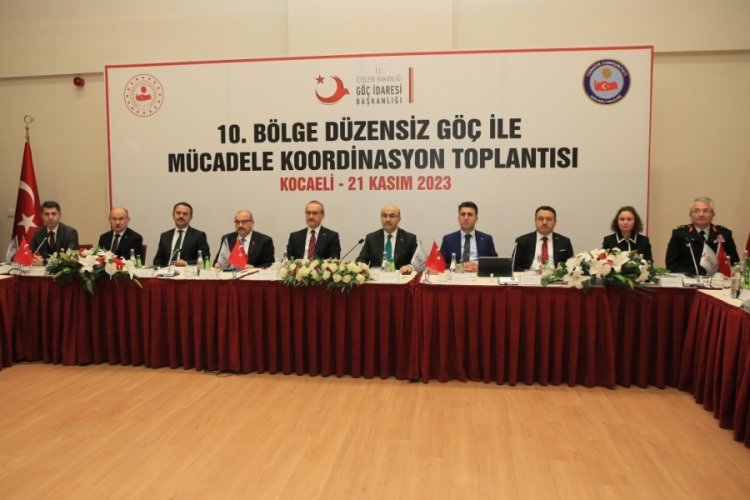 Bursa Valisi, Kocaeli'de d&uuml;zensiz g&ouml;&ccedil;le m&uuml;cadele ile ilgili toplantıya katıldı