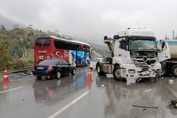 Bursa'da yolcu otob&uuml;s&uuml;, hafriyat kamyonuna &ccedil;arptı!