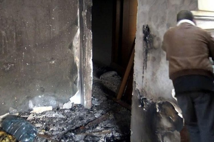 Oturduğu evi benzin d&ouml;kerek yaktı