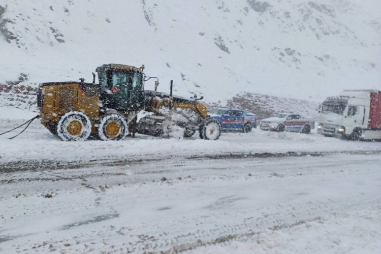 Erzurum'da jandarma karda mahsur olan vatandaşları kurtardı
