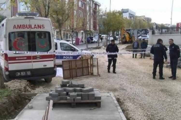 İstanbul'da iş makinası geri manevra yaparken faciaya neden oldu