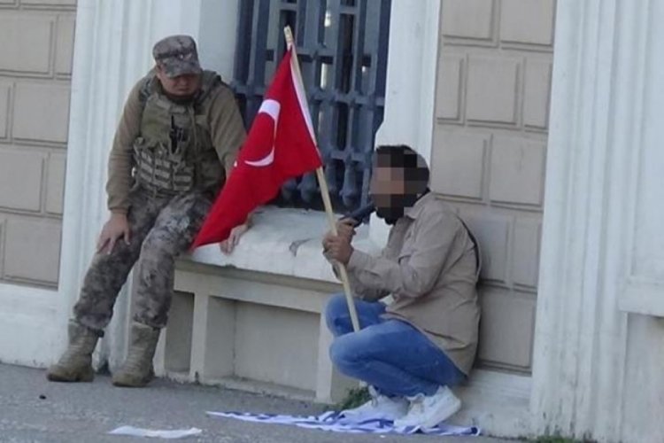 İzmir'de başına silah dayayan şahıs 3 saat ekiplere direndi! Tutuklandı