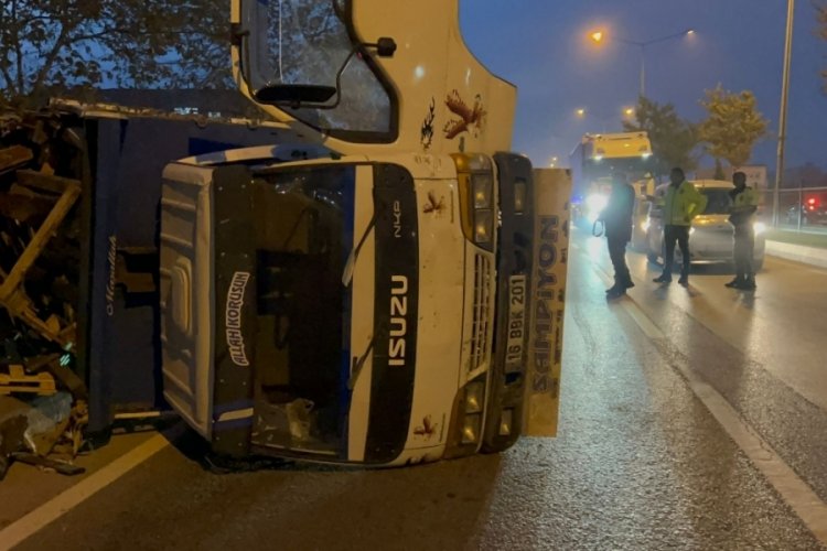 Bursa'da palet y&uuml;kl&uuml; kamyonetin lastiği patladı! Devrildi