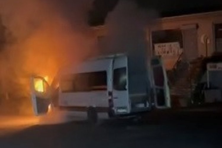 Kocaeli'de servis min&uuml;b&uuml;s&uuml; alev topuna d&ouml;nd&uuml;