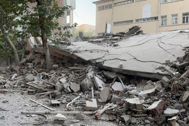 Adıyaman'da ağır hasarlı 5 katlı bina &ccedil;&ouml;kt&uuml;