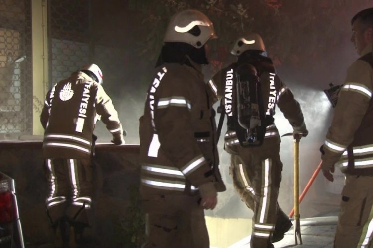 İstanbul'da bir işyeri alev alev yandı