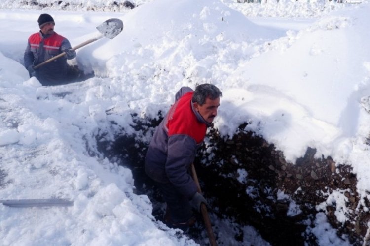 Erzurum'da toprak donmadan mezarlar kazıldı